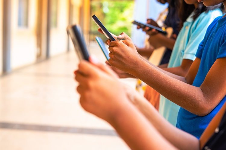 Proibido o celular na escola, agora é preciso regular as big techs, dizem especialistas