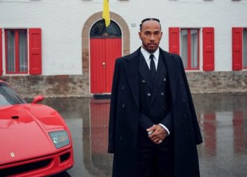 Lews Hamilton repete costume e vai estrear pela equipe da Ferrari com capacete amarelo