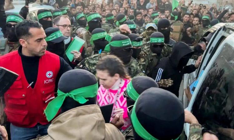 Com o início de cessar-fogo, Hamas liberta as primeiras reféns na Cidade de Gaza