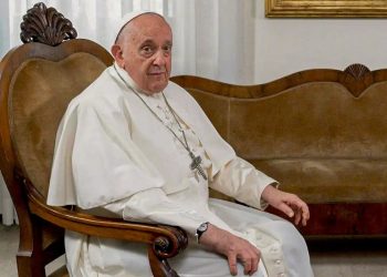 Papa Francisco tem infecção polimicrobiana, afirma comunicado do Vaticano