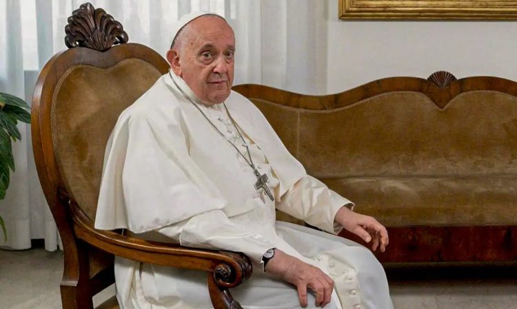 Papa Francisco tem infecção polimicrobiana, afirma comunicado do Vaticano