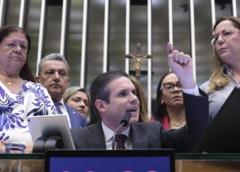 Hugo Motta repreende deputados após tumulto: “Aqui não é jardim da infância”