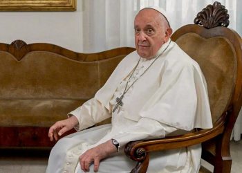 Após crise respiratória, Papa Francisco recebe transfusão de sangue