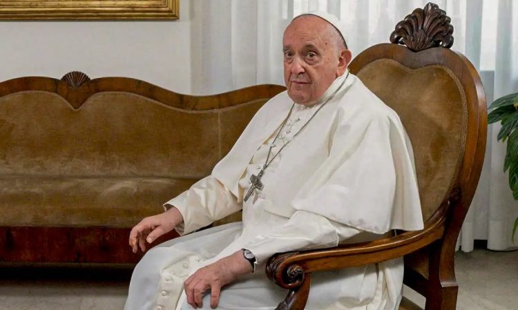 Após crise respiratória, Papa Francisco recebe transfusão de sangue