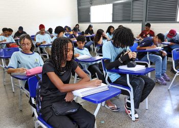 Pé-de-Meia: Incentivo à Educação Beneficia Estudantes de Baixa Renda
