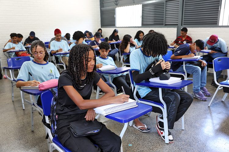 Pé-de-Meia: Incentivo à Educação Beneficia Estudantes de Baixa Renda
