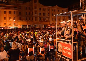 Manual de sobrevivência para o carnaval: pule, brilhe e volte inteiro(a)