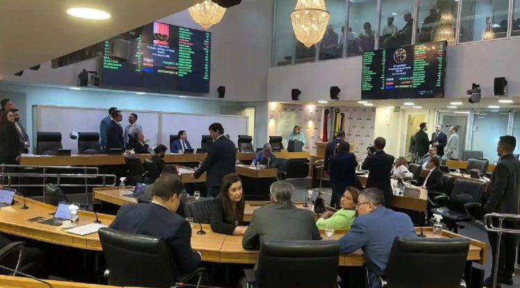 Filha do presidente da Assembleia Legislativa da PB é aprovada para cargo vitalício de R$ 40 mil no TCE-PB