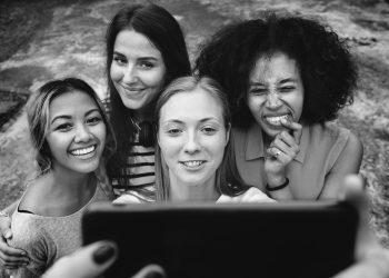 Flores murcham, respeito não: oito de março sem hipocrisia