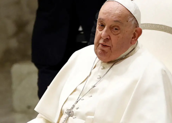 Papa Francisco deixa hospital após longa internação