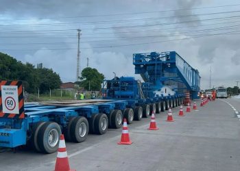 Carreta com transformador gigante interdita BR-230 entre Pocinhos e Soledade