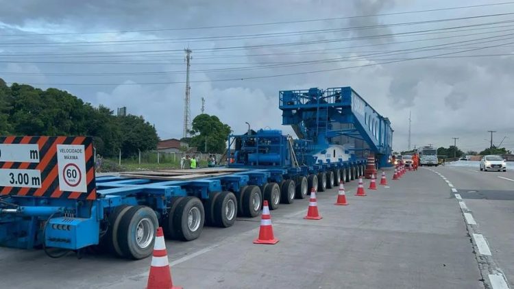 Carreta com transformador gigante interdita BR-230 entre Pocinhos e Soledade