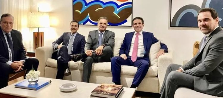 Hugo Motta e Aécio Neves discutem futuro do PSDB e possível aliança com Republicanos após debandada tucana na Paraíba