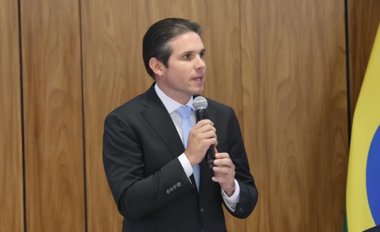 Hugo Motta garante prioridade ao projeto que isenta de IR quem ganha até R$ 5 mil e defende eficiência do setor público