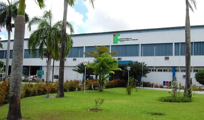 Programa oferece bolsas de R$ 200 para estudantes da rede pública na Paraíba