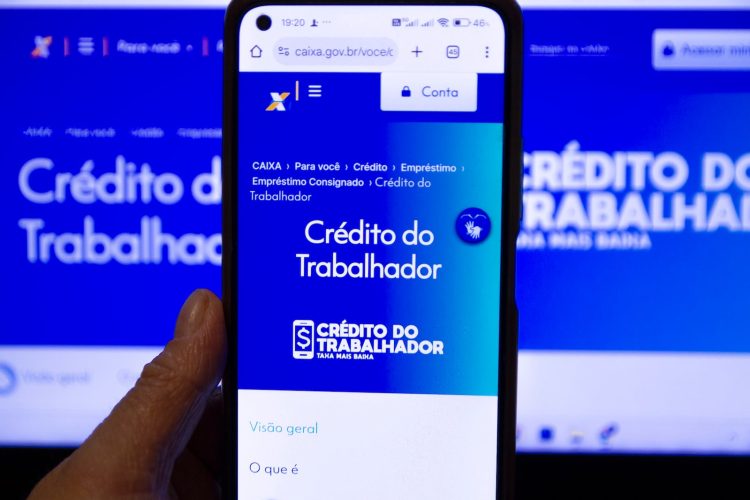 Trabalhador com carteira assinada pode contratar consignado direto pelo app do banco a partir de sexta