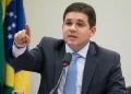 Hugo Motta defende foco em pautas sociais e adota cautela diante da pressão por anistia