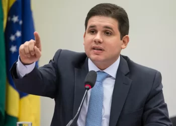 Hugo Motta defende foco em pautas sociais e adota cautela diante da pressão por anistia