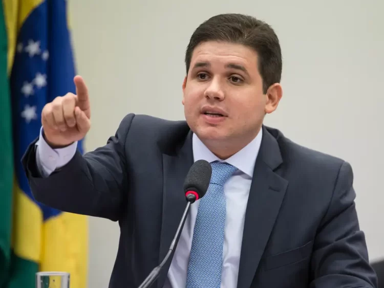 Hugo Motta defende foco em pautas sociais e adota cautela diante da pressão por anistia