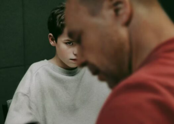 Série “Adolescência” sacode pais, filhos e certezas: amar não é o bastante, e quem disser que é… nunca teve um filho de 14 anos