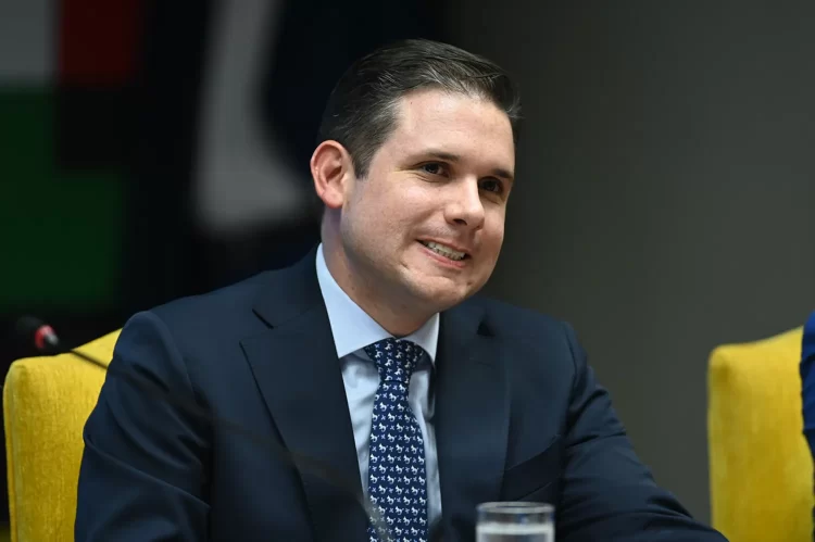 Aliados de Bolsonaro pressionam Hugo Motta e ameaçam protesto na Paraíba