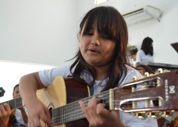 Aulas de violão, flauta e canto são oferecidas a crianças na UFPB; inscrições abertas