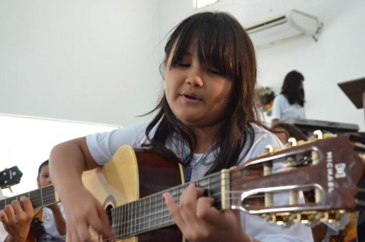 Aulas de violão, flauta e canto são oferecidas a crianças na UFPB; inscrições abertas