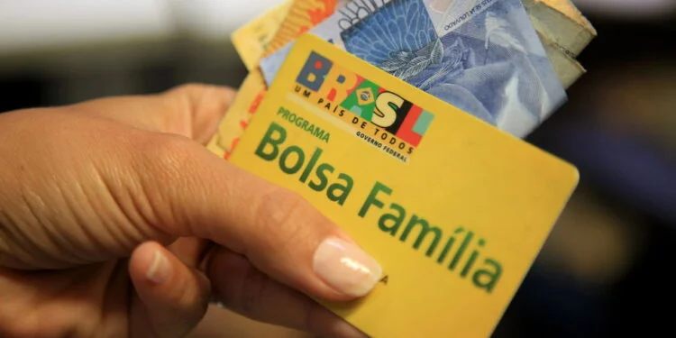 Bolsa Família é antecipado devido aos feriados e começa a ser pago hoje