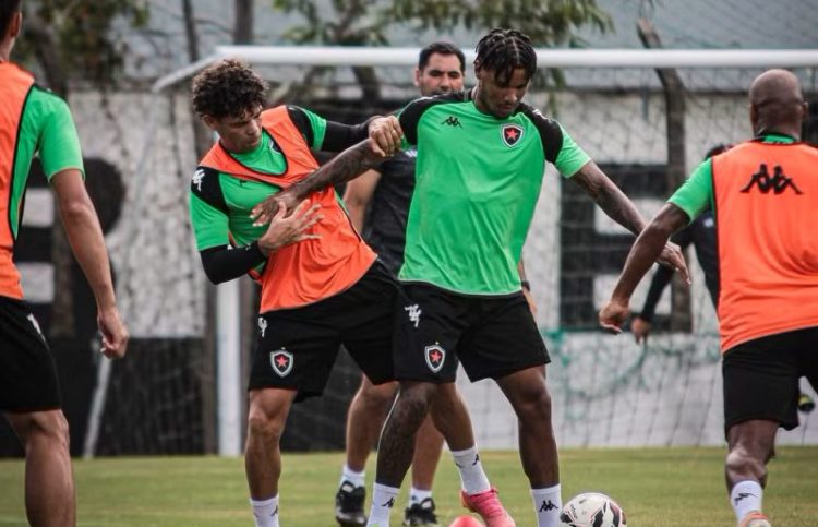 Botafogo-PB embarca para o Maranhão e treina antes de duelo contra Flamengo