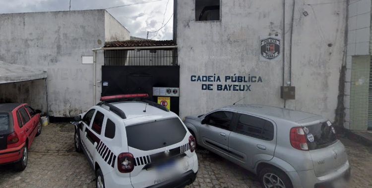 Cadeia com capacidade para 37 pessoas abriga 302 presos em Bayeux