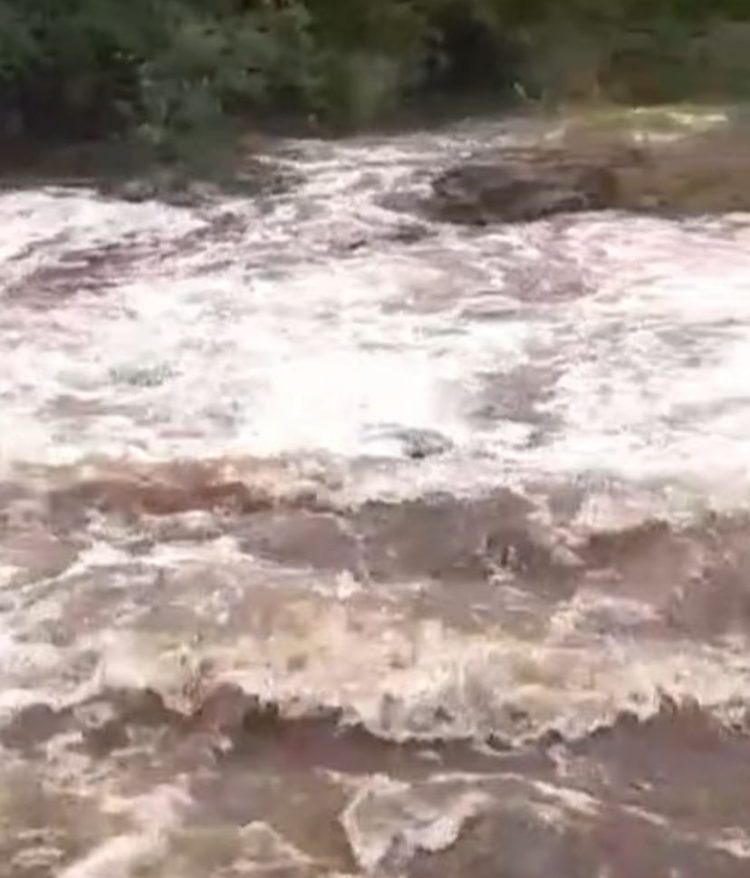 Forte chuva alaga ruas e invade casas em Itaporanga, no Sertão da Paraíba