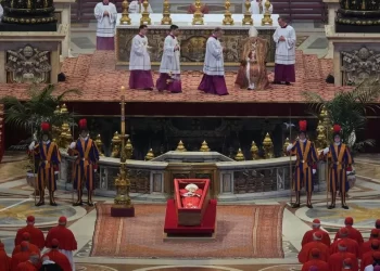 Começa visitação pública ao caixão do papa Francisco, no Vaticano