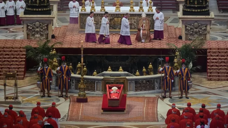 Começa visitação pública ao caixão do papa Francisco, no Vaticano