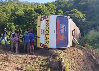 Dois estudantes morrem e quase 30 ficam feridos após ônibus escolar capotar, na Paraíba
