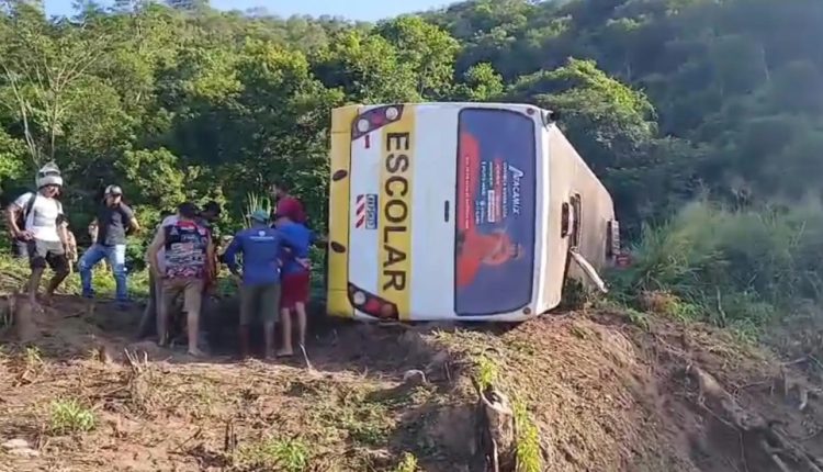 Dois estudantes morrem e quase 30 ficam feridos após ônibus escolar capotar, na Paraíba