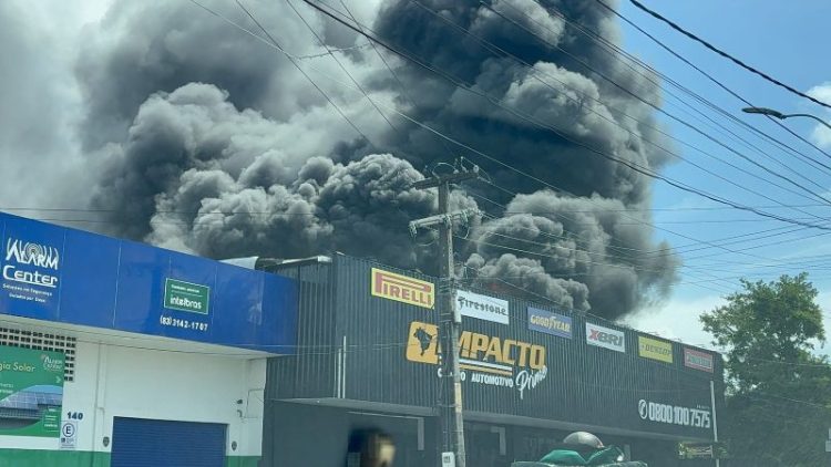 Loja de pneus é atingida por incêndio em João Pessoa