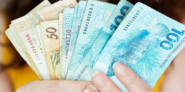 Salário mínimo pode ir a R$ 1.627 em 2026