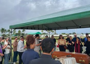 Antônio Barros é enterrado sob homenagens de amigos e familiares em João Pessoa