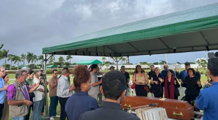 Antônio Barros é enterrado sob homenagens de amigos e familiares em João Pessoa