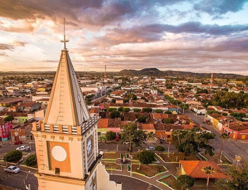 Prefeito de Conceição é acusado de usar cargos públicos para vencer eleição e pode perder mandato