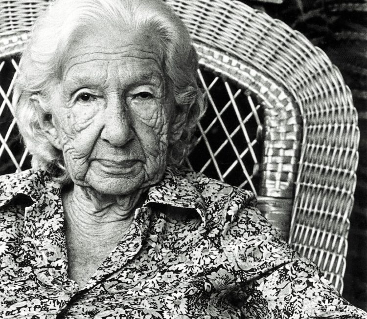 Cora Coralina: a poesia que veio do fogão