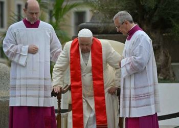 Papa Francisco, de cadeira de rodas, reafirma sua força espiritual no Domingo de Ramos