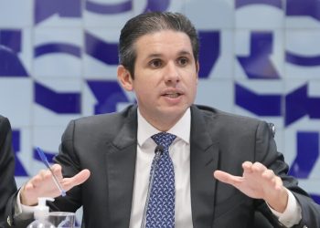 Hugo Motta recebe texto da nova PEC da Segurança Pública e promete tramitação rápida