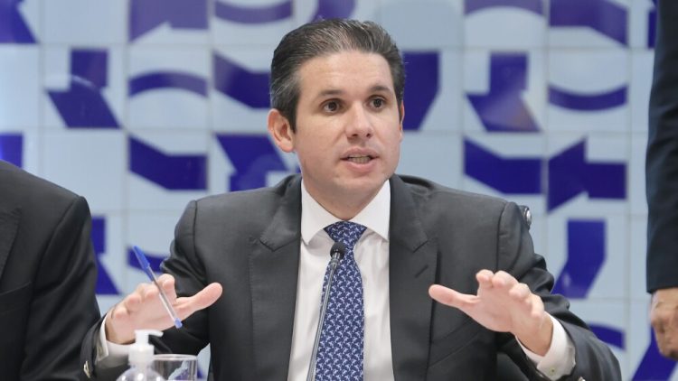 Hugo Motta recebe texto da nova PEC da Segurança Pública e promete tramitação rápida