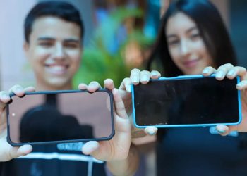 Proibição de celulares nas escolas desafia rotina e exige adaptação de educadores e alunos