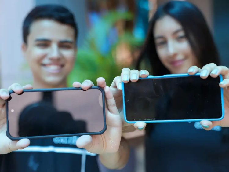 Proibição de celulares nas escolas desafia rotina e exige adaptação de educadores e alunos