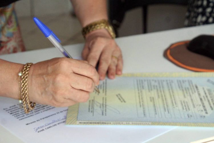 Dar nome também tem limite: o que a lei brasileira não permite na certidão de nascimento