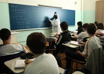 Reunião, em formato híbrido, presencial e virtual serviu para definir encaminhamentos da categoria por melhores condições de trabalho