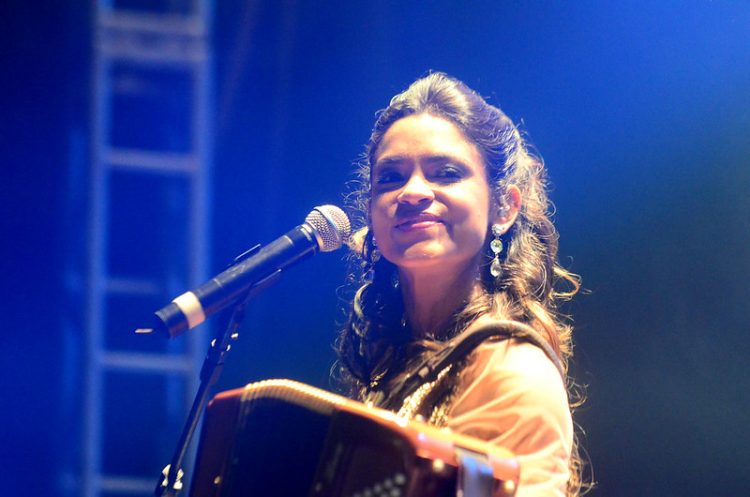 Lucy Alves transforma clássicos do rock em forró no EP ‘Me Encontra’