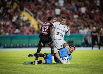 Botafogo-PB segura pressão com atuação heroica de Michael, mas Joshua decide